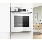 Forno Bosch Serie 4 HBA534BW3 71L installato in cucina moderna, ambientazione con manopole e display