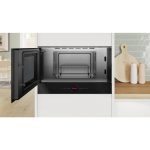 Bosch BEL7321B1 microonde grill 21L incassato in cucina con sportello aperto e griglia interna visibile