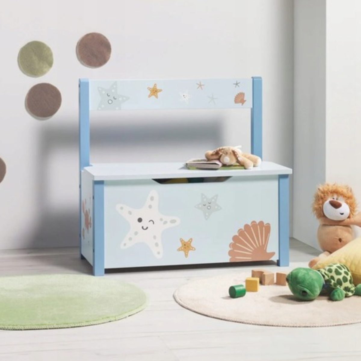Panca contenitore Livarno Home a tema mare ambientata in cameretta con peluche e tappeti
