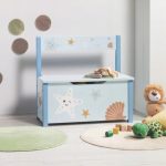 Panca contenitore Livarno Home a tema mare ambientata in cameretta con peluche e tappeti