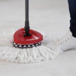 Vileda Easy Wring & Clean, primo piano testa rotante mocio rosso in microfibra su pavimento
