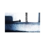 Punta Bosch Expert SDS plus-7X 25mm 450mm, primo piano della punta elicoidale a contatto con il calcestruzzo