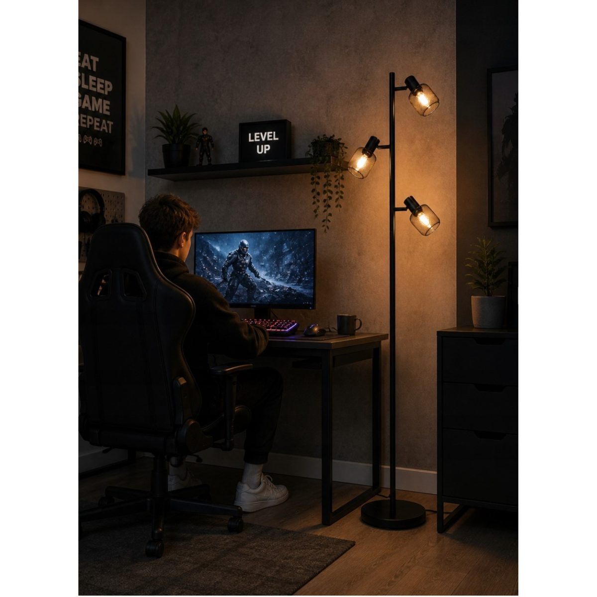 Lampada da terra Livarno Loft industriale nera accesa in una postazione gaming vicino a scrivania e monitor