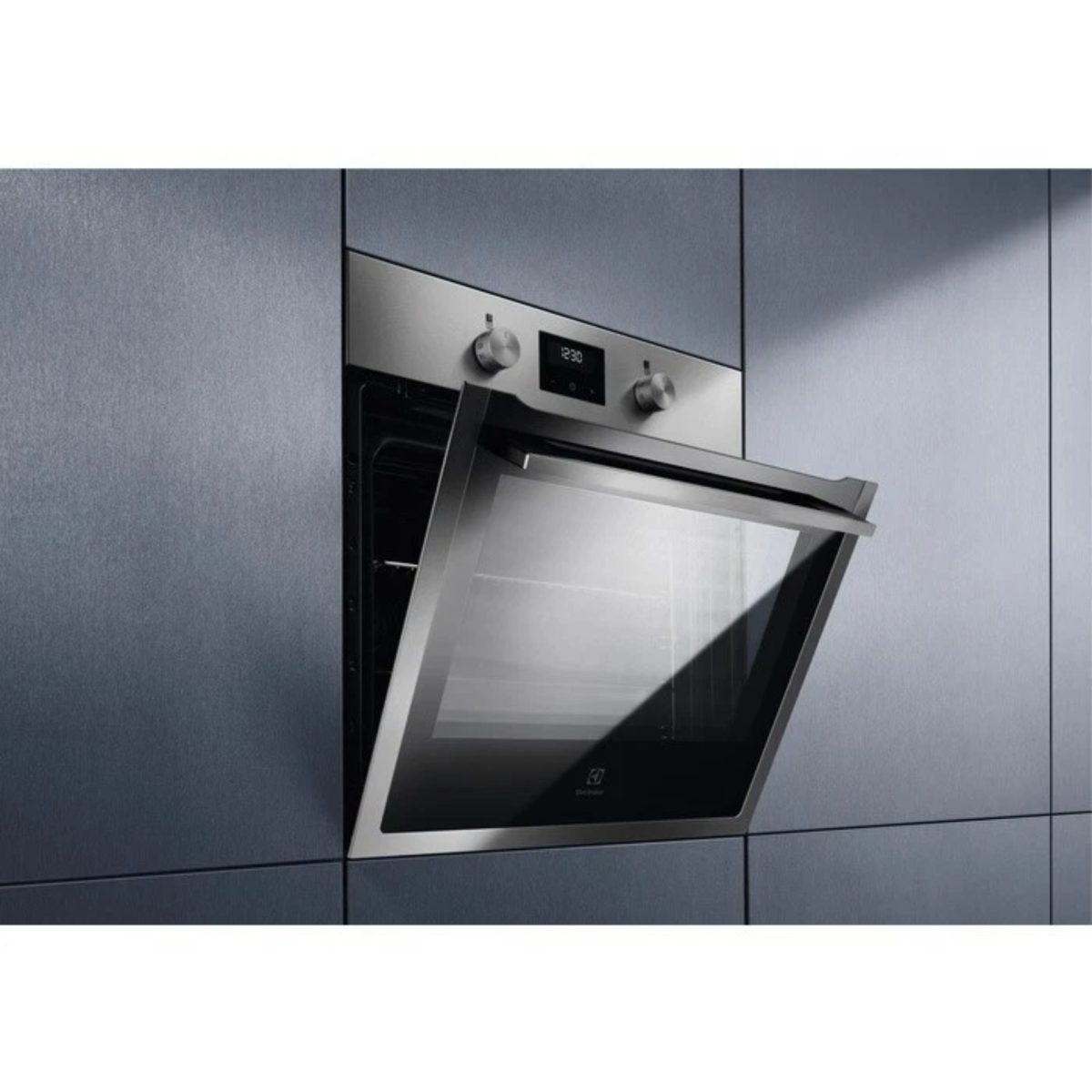 Electrolux KOIGH04X forno incasso 72L inox installato a parete con sportello aperto e display acceso