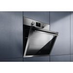 Electrolux KOIGH04X forno incasso 72L inox installato a parete con sportello aperto e display acceso