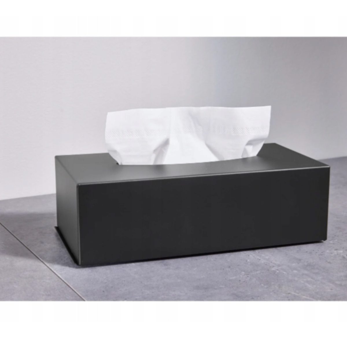 Livarno Home porta fazzoletti nero con coperchio in bambù, dettaglio con fazzoletto estratto dall'apertura