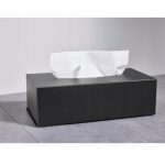Livarno Home porta fazzoletti nero con coperchio in bambù, dettaglio con fazzoletto estratto dall'apertura