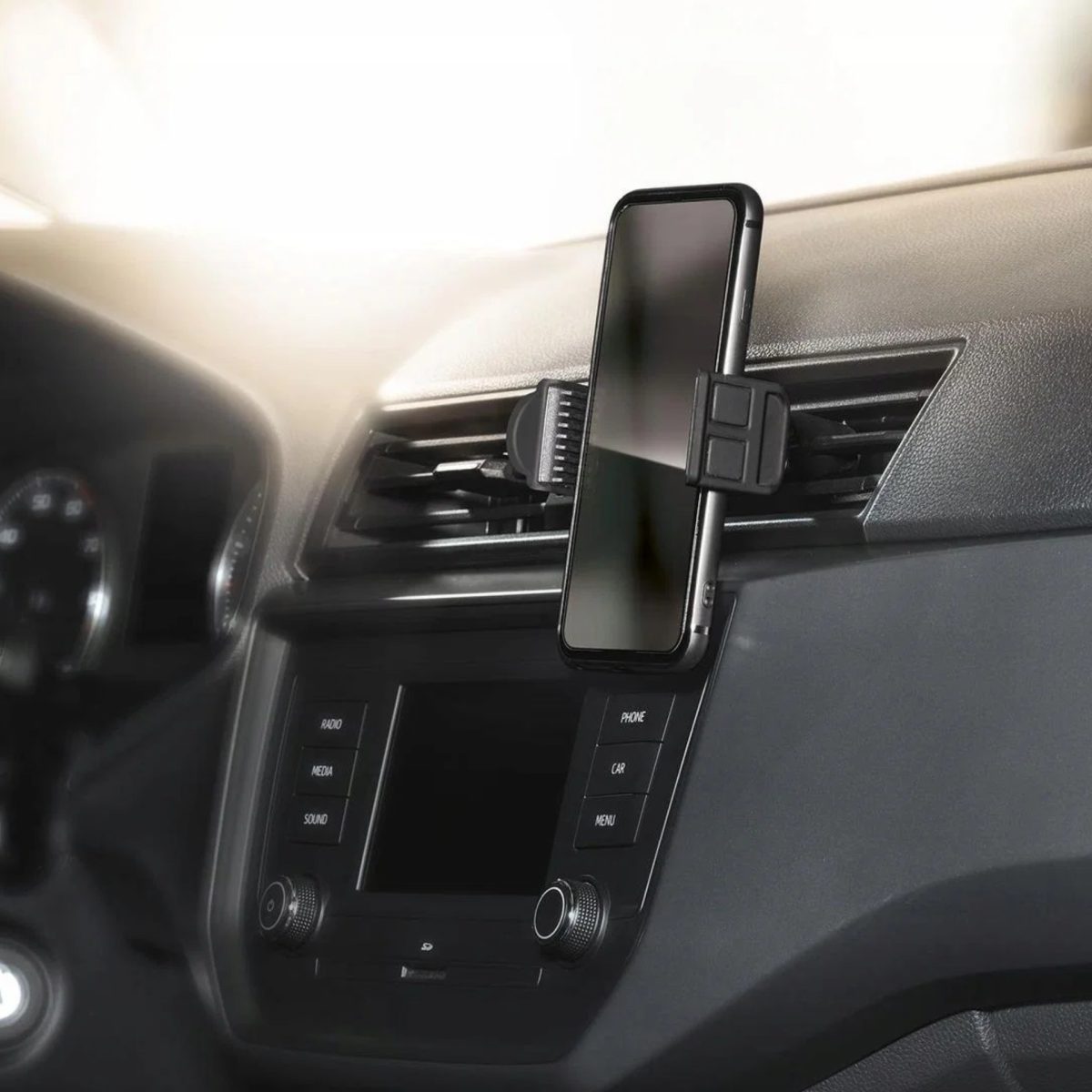 Supporto auto Ultimate Speed HG05910B installato su bocchetta aria con smartphone agganciato, vista abitacolo