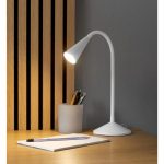Lampada LED da tavolo Livarno 47cm accesa con luce bianca calda 3000K su scrivania in legno