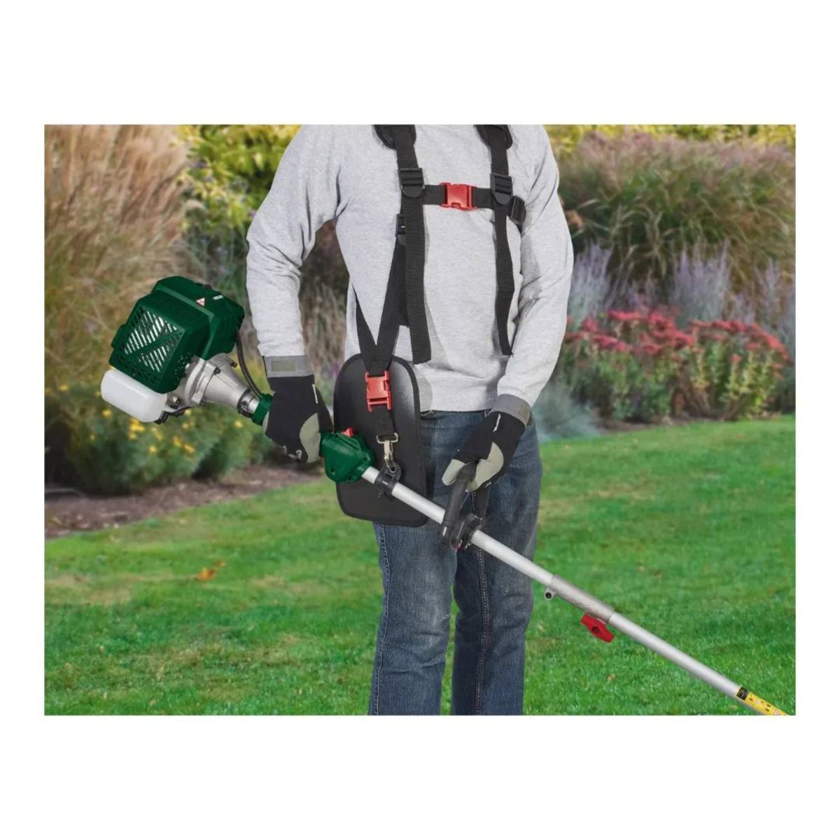 Parkside PBK 4 B3 in uso con imbracatura indossata da un operatore in giardino