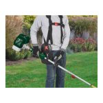 Parkside PBK 4 B3 in uso con imbracatura indossata da un operatore in giardino