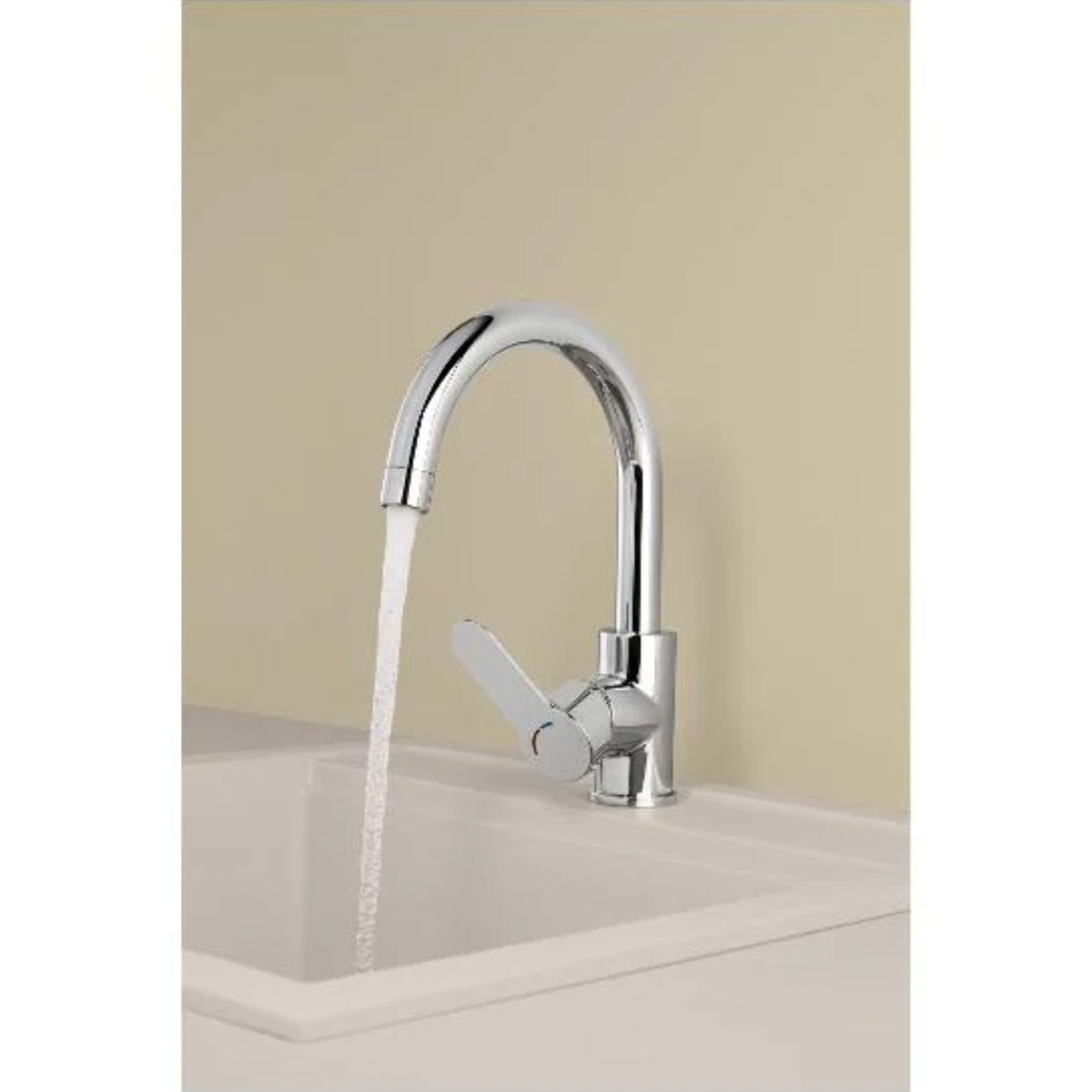 Miscelatore cucina Livarno Home canna alta girevole installato su lavello con acqua in erogazione