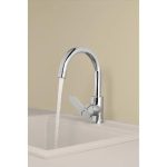 Miscelatore cucina Livarno Home canna alta girevole installato su lavello con acqua in erogazione