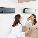 BLACK+DECKER BXWSH2000E termoconvettore installato a parete in bagno con specchio, donna si trucca