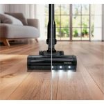 Silvercrest SASA 24 A1 in uso su parquet con power brush e luci LED accese in salotto