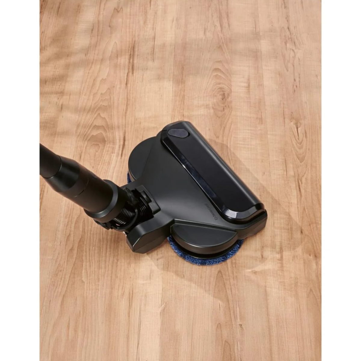 Silvercrest SASA 24 A1 dettaglio testina lavapavimenti con panno in microfibra su parquet