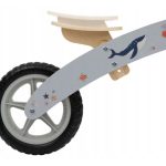Playtive Balance Bike Legno Bambini, dettaglio sella regolabile e ruota anteriore con grafica balena