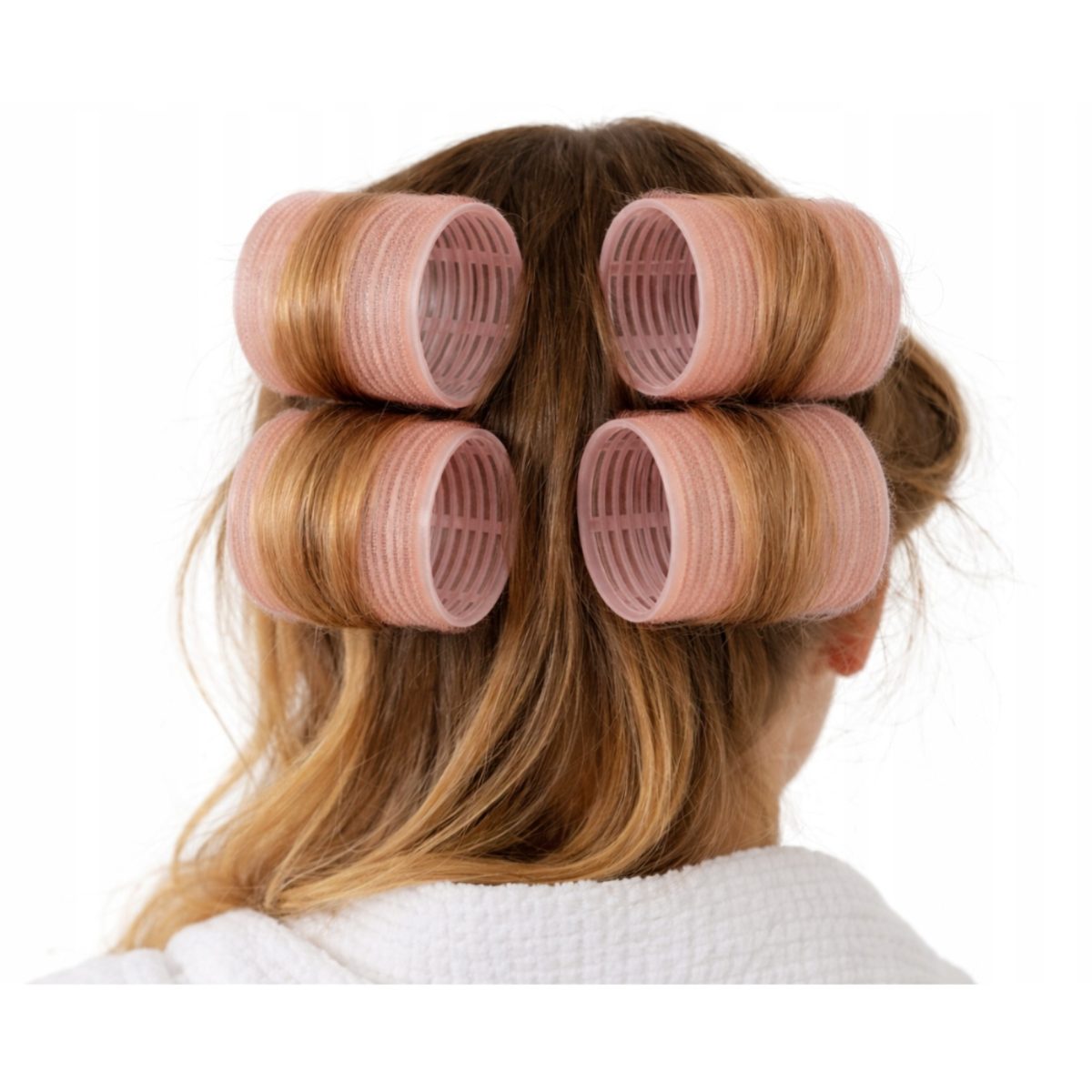 Bigodini Cien rosa applicati su capelli castani per creare volume e onde, vista dal retro