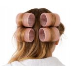 Bigodini Cien rosa applicati su capelli castani per creare volume e onde, vista dal retro