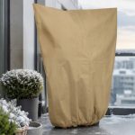 Sacco protettivo piante Parkside XXL beige 240x200cm applicato su pianta in vaso su balcone innevato