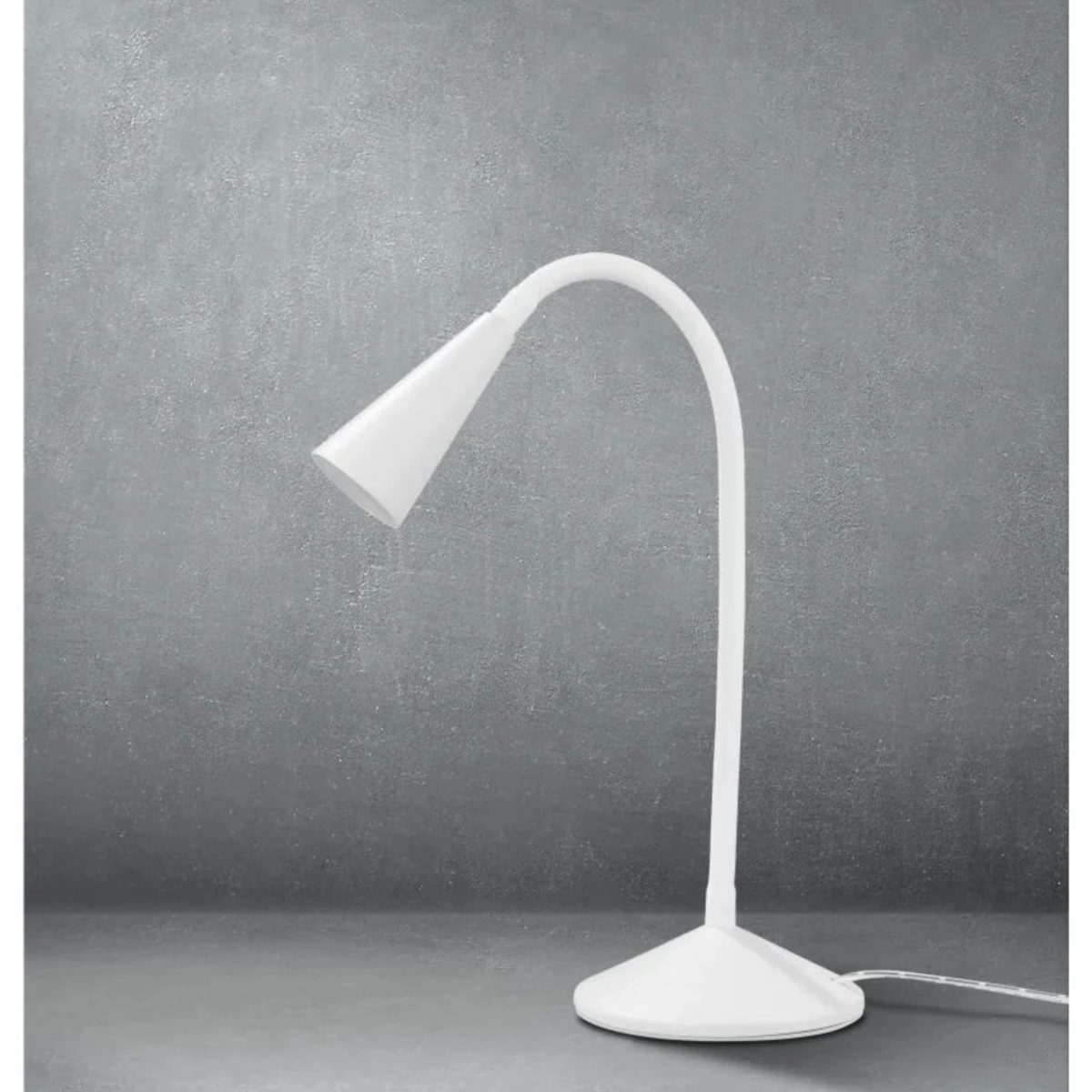 Lampada LED da tavolo Livarno 47cm bianca su sfondo grigio, dettaglio cavo di alimentazione e base