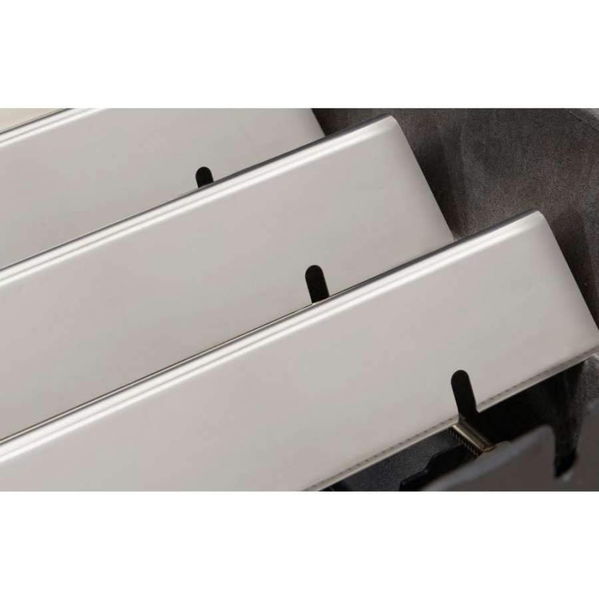Dettaglio barre Flavorizer in acciaio del barbecue Weber Spirit E-315 GBS sopra i bruciatori