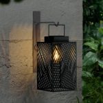 Lanterna solare LED Livarno appesa a supporto da parete esterno, luce calda accesa al crepuscolo