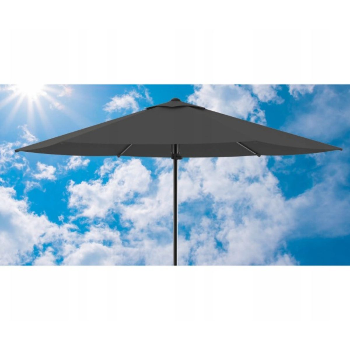 Parasole da giardino Livarno Home antracite aperto su sfondo cielo azzurro, vista frontale