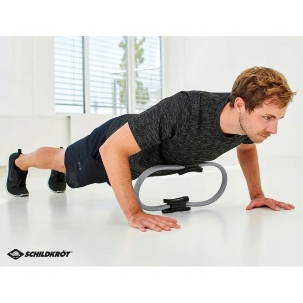 Anello Pilates Crivit 38cm impiegato per allenamento gambe durante flessioni a corpo libero