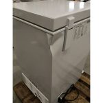 Congelatore a pozzo Hisense FT125D4AWE 95L, vista angolare con ammaccatura visibile sul pannello laterale