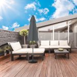 Parasole Livarno Home antracite chiuso su terrazza arredata con divani e piante, ambientazione outdoor