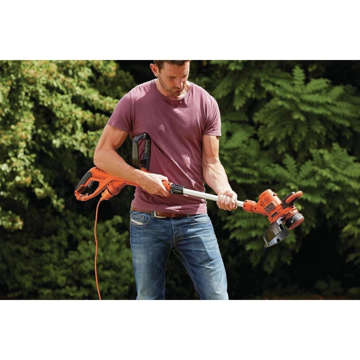 Black Decker A6485-XJ filo Reflex montato su tagliabordi elettrico durante l'uso in giardino