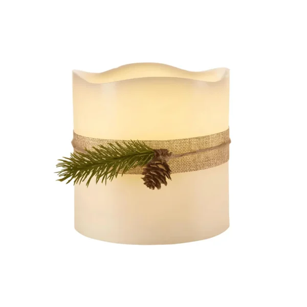 Candela LED Livarno 15x15 bianco caldo con telecomando, decorata con rametto di pino e pigna natalizia