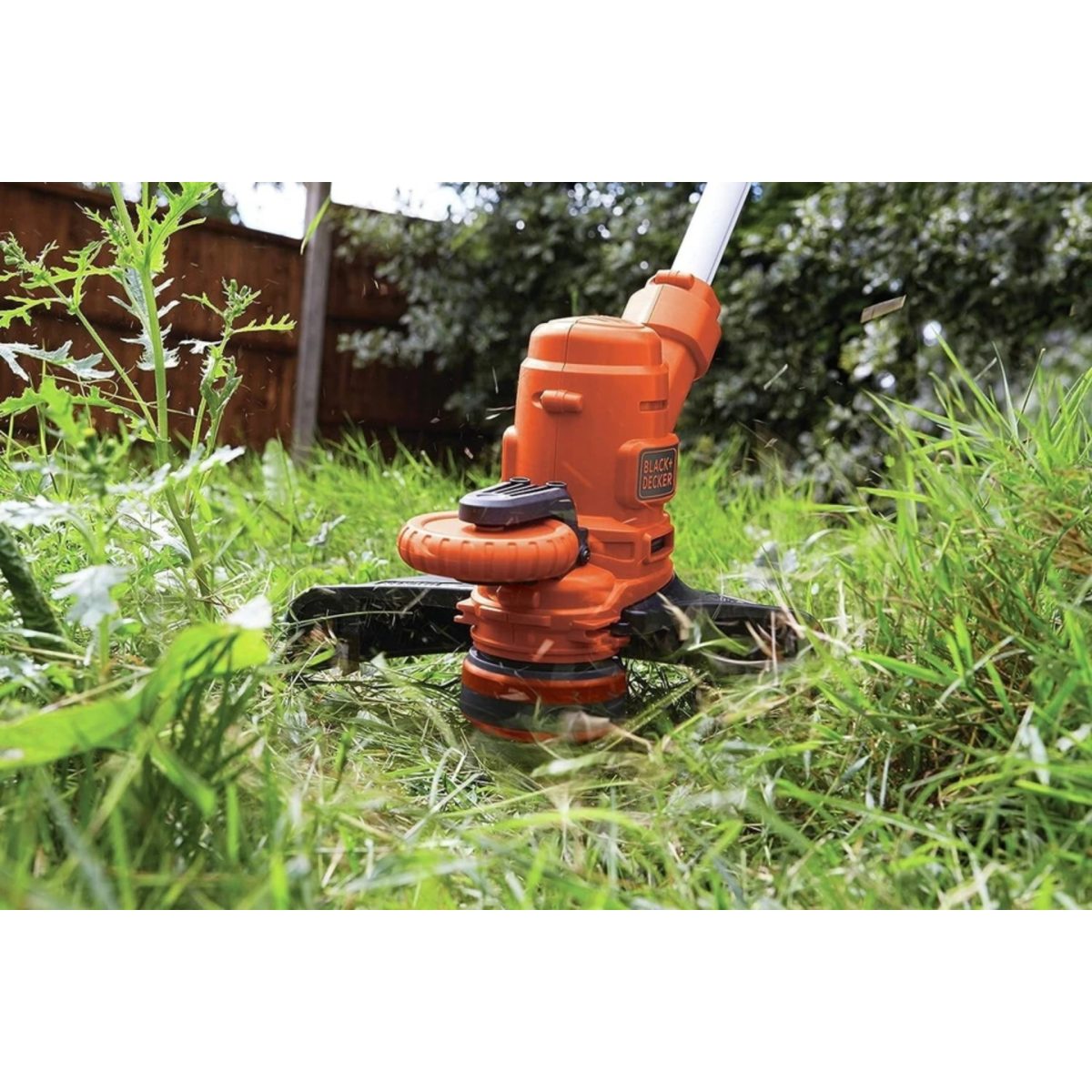 Black Decker A6485-XJ testina con filo nylon Reflex al lavoro su erba alta in giardino