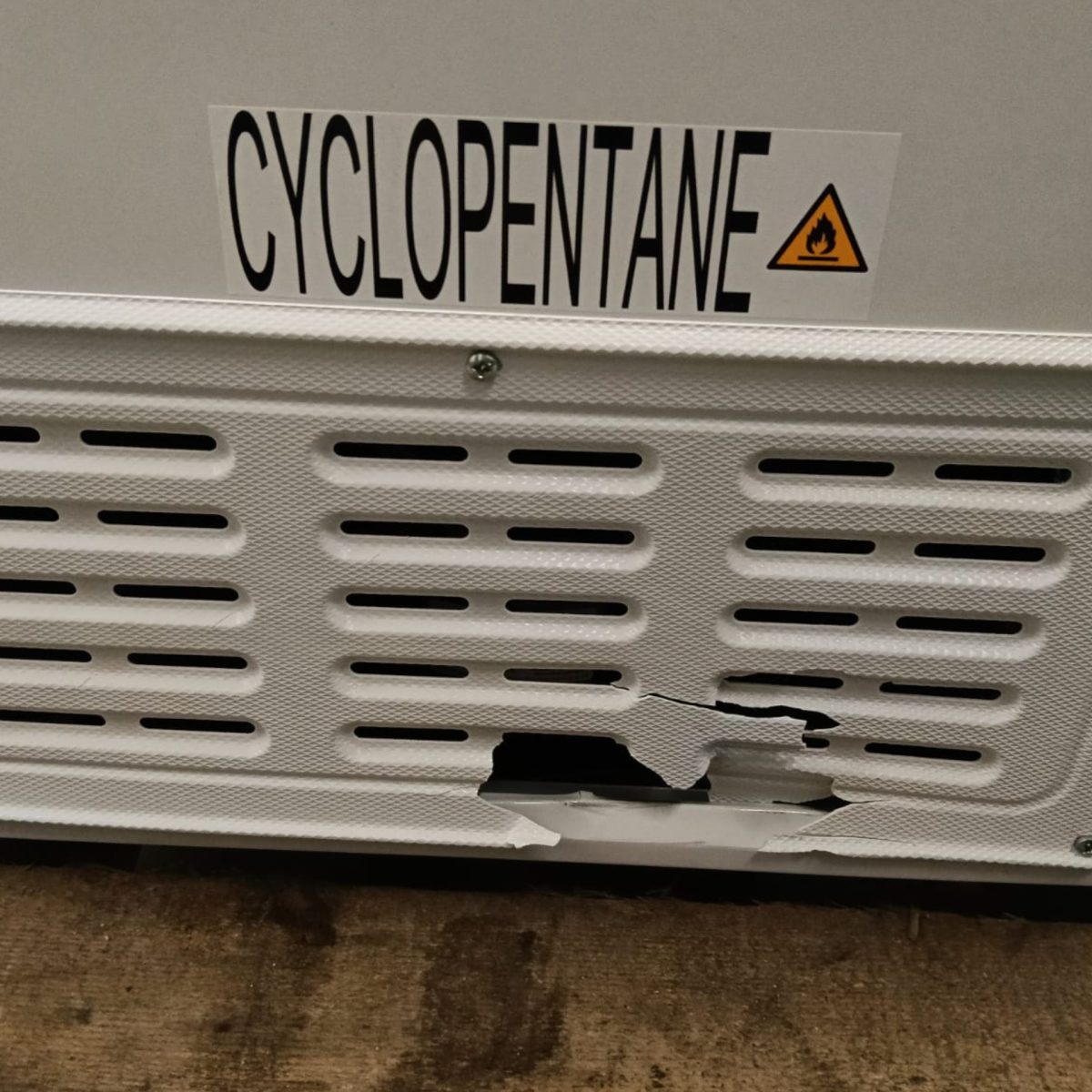 Congelatore Hisense FT125D4AWE, dettaglio griglia posteriore con etichetta ciclopentano e rottura plastica