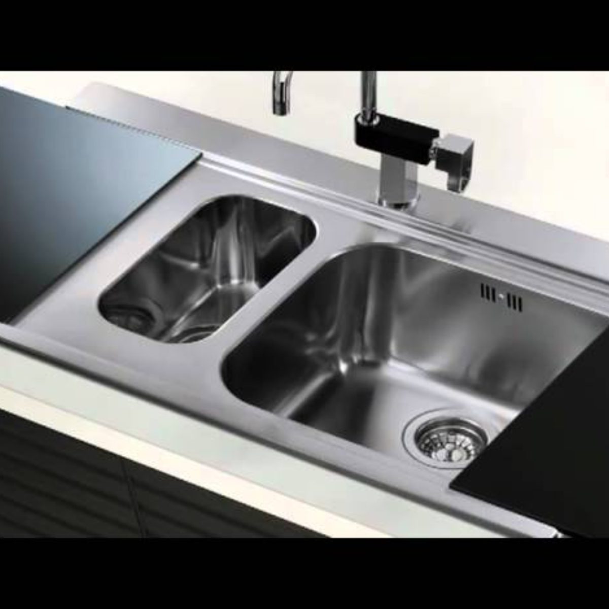 Lavello Apell LN1162ILBC Linear inox installato con rubinetto, dettaglio vasche e piano cottura