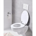 Copriwater Livarno bianco 46,7x37,6 cm installato su WC sospeso in un bagno moderno