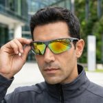 Crivit Occhiali Sportivi UV400 indossati da un uomo con lenti intercambiabili gialle riflettenti