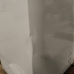 Congelatore a pozzo Hisense FT125D4AWE, angolo posteriore con piccola ammaccatura sulla superficie bianca