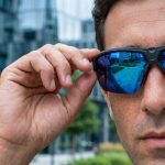 Occhiali sportivi Crivit indossati con lenti a specchio che riflettono lo scenario urbano