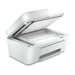 HP DeskJet 4122e con coperchio scanner sollevato, dettaglio piano vetro e pannello comandi
